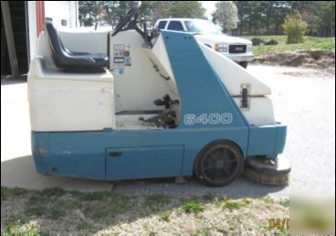 Tennant 6400 riding sweeper (excellent condition )