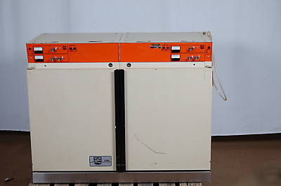 Napco 5200 CO2 dual chamber jacketed incubator