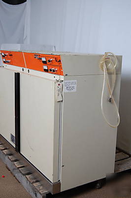 Napco 5200 CO2 dual chamber jacketed incubator