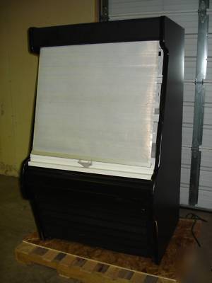 Structural concept lighted refrigerated display case