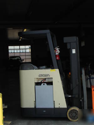 2000 crown counterbalance fork lift-no 