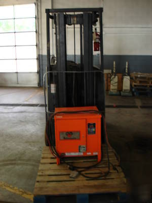 2000 crown counterbalance fork lift-no 