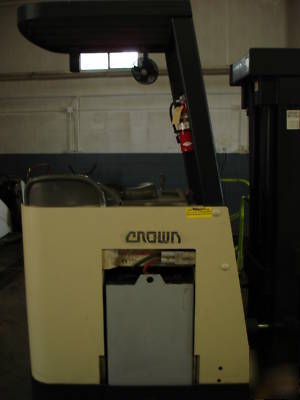 2000 crown counterbalance fork lift-no 