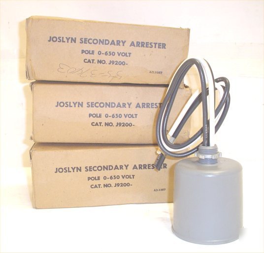 New joslyn surge arresters 650 volt lot 3 four wire 