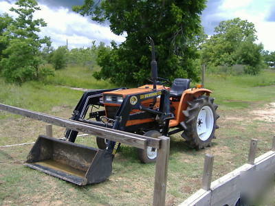 E222 hinomoto tractor with front end loader