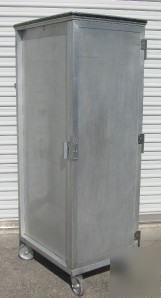 Mobile transport holding baker cabinet 38 pan slides