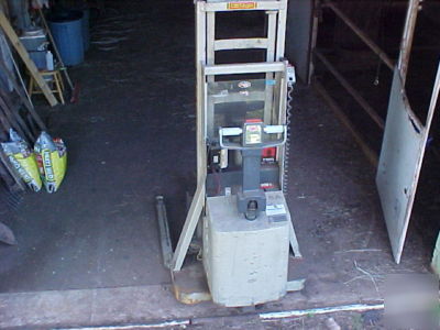 Crown walkie stacker electric fofklift
