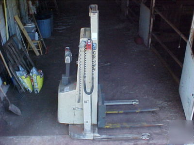 Crown walkie stacker electric fofklift