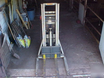 Crown walkie stacker electric fofklift