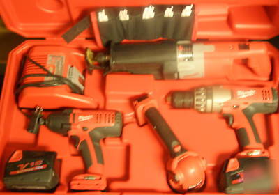 Milwaukee V18 0920 4 - piece combo kit hammer drill 