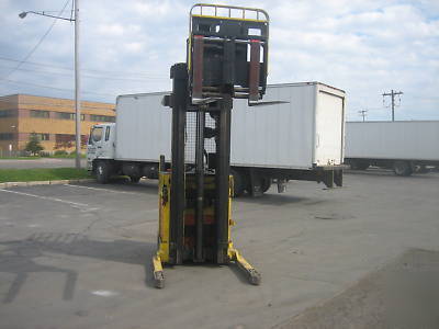 Hyster forklift 2000 deepreach truck ,3000# 251