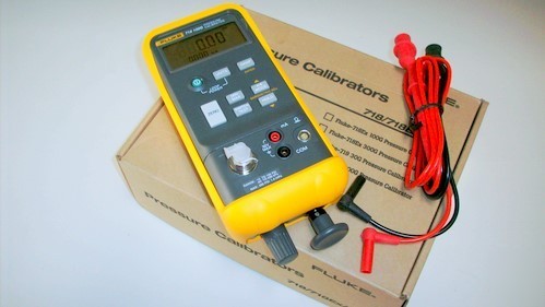 Fluke pressure calibrator: model # 718 100G + cables 