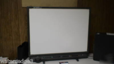 Smart board w/ carrying case in excellent condition 