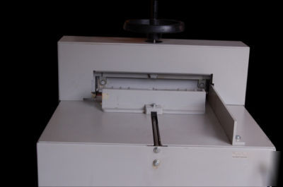 Triump 4810 semi-automatic paper cutter