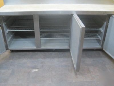 Victory 3-door pizza prep table / model vpt-88