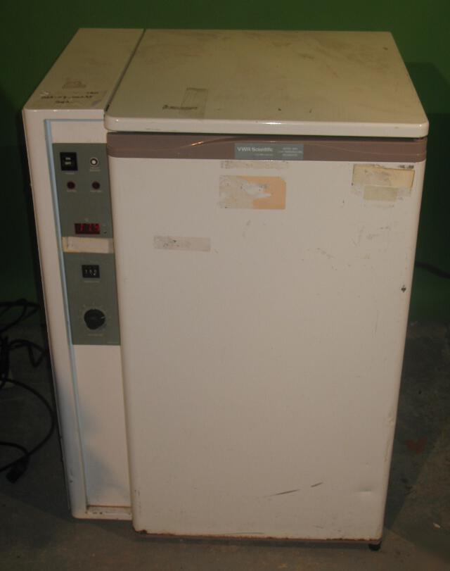 Working vwr scientific low temperature incubator 2005