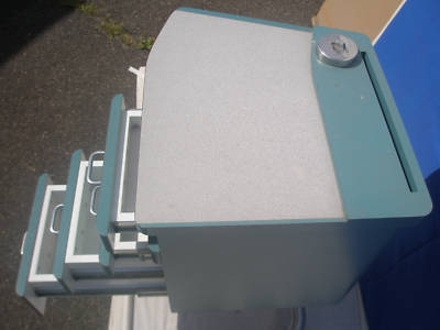 Dental mobil cabinet with operating unit and vac pkg.