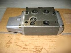 New - sauer danfoss dipper stick valve p/n 157L0009