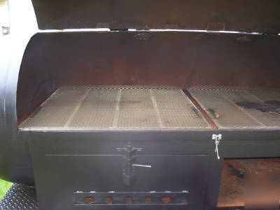 Grill / smoker mounted on trailer